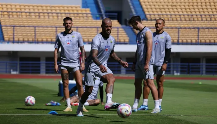 Persib Bandung sudah menginjakkan satu kakinya di tangga juara Liga 1 2024-2025. Persib hanya membutuhkan 2 poin untuk back to back juara