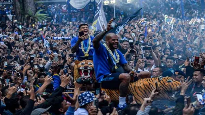 Persib di pastikan juara Liga 1 2022-2024, setelah pada laga Pekan 31, Persebaya Surabaya gagal meraih kemenangan, Senin (5/5/2025) sore.