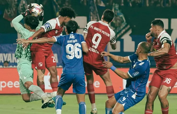 Persib menahan imbang Barito Putera pada laga Pekan 32 Liga 1 2024-2025 di Stadion GBLA, Kota Bandung, Jumat (9/5/2025) malam.