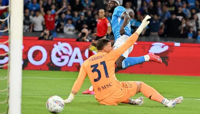 Persaingan menuju tangga juara Serie A Italia, semakin ketat memasuki Pekan 36 ini. Dua kandidat, Napoli dan Inter kini hanya terpaut 1 poin.