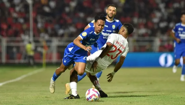 Persib Bandung harus menunda pesta juaranya setelah kalah 0-1 oleh Mlalut United pada laga Pekan 31 Liga 1 2024-2025, Jumat (2/5/2025) malam.